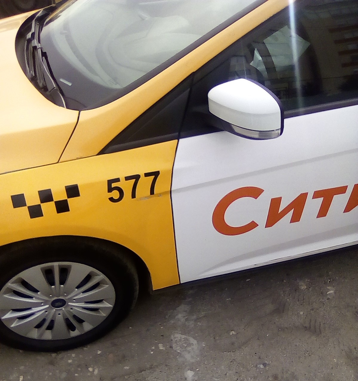 Что за цифры на бортах автомобилей такси?