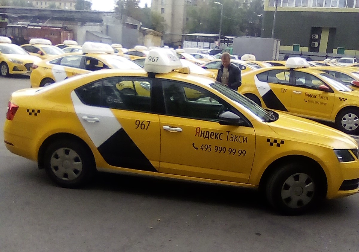 Что за цифры на бортах автомобилей такси?